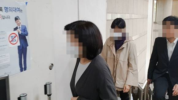 150억원대 양도소득세 탈루 혐의를 받는 LG그룹 총수 일가에 대한 첫 공판이 열렸다. 사진은 법원에 출석 중인 LG 총수 일가. ⓒ 프라임경제
