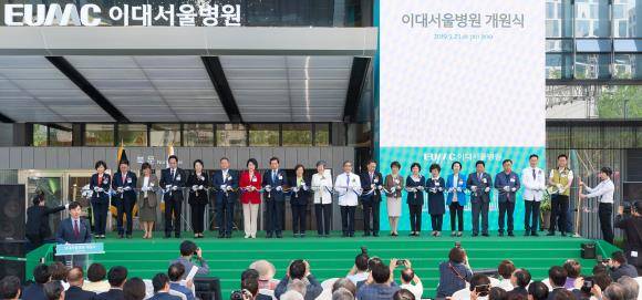 지난 23일 개최된 이대서울병원 개원식에서 참석자들이 테이프 커팅 전 기념 촬영을 하고 있다. ⓒ 이대서울병원