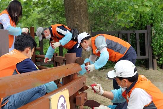 호반의 임직원 봉사단 '호반사랑나눔이'가 지난 25일 서울대공원 어린이동물원에서 환경 정비 봉사활동을 진행헀다. ⓒ 호반