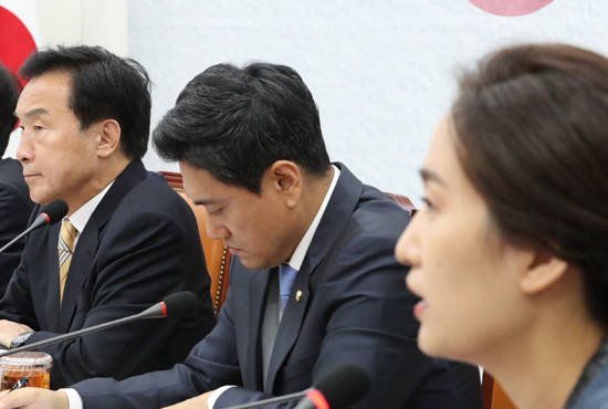 바른미래당은 혁신위원회 설치를 놓고 당권파와 바른정당계·안철수계가 모두 다른 목소리를 내며 또다시 대립각을 세웠다. 사진은 최고위원회에서 안철수계로 분류되는 김수민 의원(오른쪽)이 발언을 하는 가운데 손학규 대표(왼쪽)와 바른정당계의 입장에 선 오신환 원내대표(가운데)가 경청하는 모습. ⓒ 연합뉴스