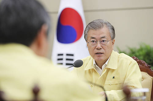 문재인 대통령은 우리 시간으로 30일 새벽 4시경 헝가리 부다페스트 다뉴브강 부다 지역에서 우리 국민 단체 여행객이 탑승한 유람선 침몰 사고와 관련해 헝가리 정부와 협력해 가용한 모든 자원을 총동원한 구조 활동을 긴급 지시했다. ⓒ 청와대