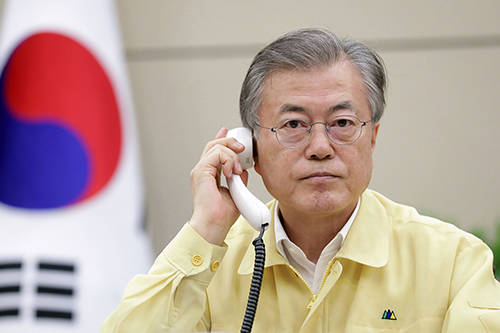 문재인 대통령은 지난 30일 헝가리 부다페스트 다뉴브 강에서 침몰한 유람선 허블레아니에 추돌한 크루즈의 사고와 관련해 '빅토르 오르반' 총리와 통화해 헝가리 정부의 적극적인 지원을 요청했다. ⓒ 청와대