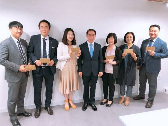 아버지와의 데이트 최우수상 수상자들이 기념촬영을 하고 있다. ⓒ 스탭스