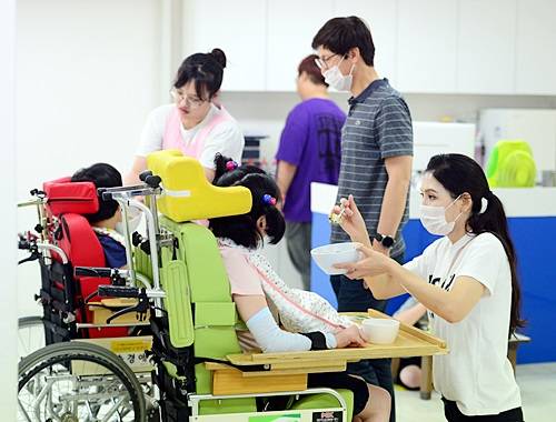 4일 금융투자협회 임직원들이 초록우산 어린이재단 한사랑마을에서 봉사활동을 하고 있다. ⓒ 금융투자협회