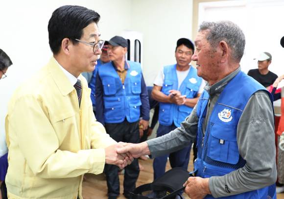 양승조 충남지사가 유뷰도 주민과의 대화의 시간을 마친 후 한 주민과 대화를 나누고 있다. ⓒ 충남도