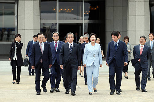 지난 9일부터 북유럽 3개국 순방길에 오른 문재인 대통령은 순방길에 오르기 전인 지난 8일 여야지도부와의 만남을 기대했으나 결국 무산됐다. ⓒ 청와대