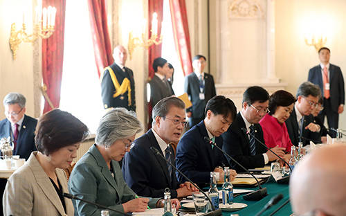 문재인 대통령은 니니스퇴 핀란드 대통령과의 단독·확대 정상회담을 갖고 양국 관계 발전, 포용성장, 한반도 평화 프로세스, 글로벌 협력 등 다양한 분야에 대해 논의했다. ⓒ 청와대