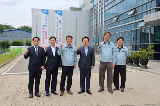 지난 10일 김광수 농협금융 회장(사진 오른쪽 3번째)이 충북 음성군 소재 농협경제지주 음성축산물공판장을 방문해 시설 견학 후 관계자들과 기념촬영을 하고 있다. ⓒ NH농협금융지주