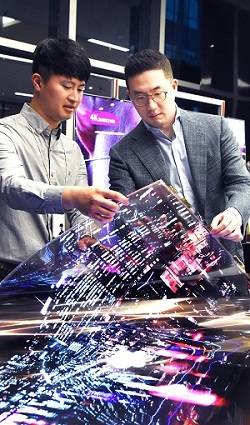 구광모 LG 회장이 서울시 강서구 마곡 LG사이언스파크를 방문해 연구원과 함께 '투명 플렉시블 OLED'를 살펴보고 있다. ⓒ LG