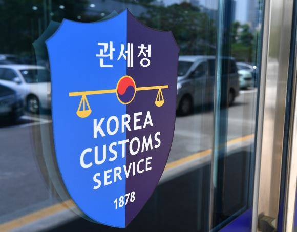 관세청은 면세점에서 판매되는 화장품 등 국산 면세품의 국내 불법유통을 방지하고 건전한 시장 질서를 확립하기 위해 면세점용 물품임을 확인할 수 있는 표시제를 도입한다. ⓒ 연합뉴스