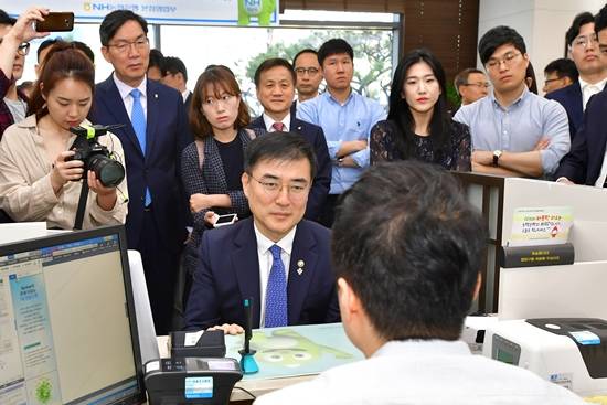 손병두 금융위원회 부위원장(사진 가운데)가 금리인하요구권 행사 체험을 진행하고 있다. ⓒ NH농협은행