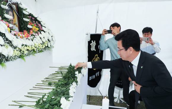 허 시장이 고(故) 이희호 여사 시민분향소를 찾아 헌화하고 있다. ⓒ 대전시
