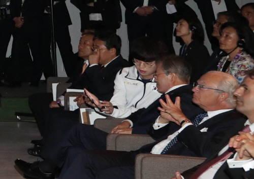 스웨덴 국빈 방문 중 문재인 대통령이 LG전자 V50 씽큐로 LG유플러스 5G 서비스 'U+프로야구' 중계영상과 방탄소년단 유럽투어 공연영상을 보고 있다. ⓒ LG유플러스
