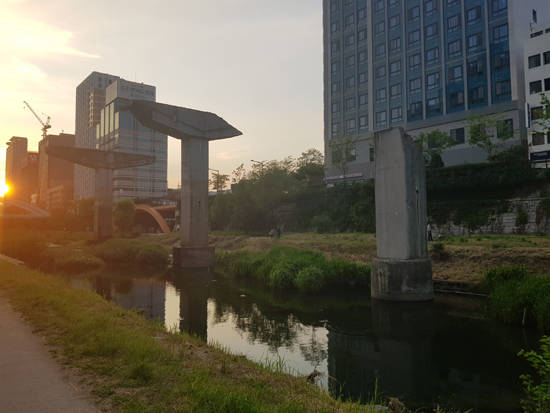 청계천 바우당교와 무학교 사이에 있는 '청계고가도로 존치교각(동대문구 용두동)' 사진. 청계천 복원사업이 이뤄지면서, 개발시대를 기억하기 위해 존치됐다. = 장귀용 기자.