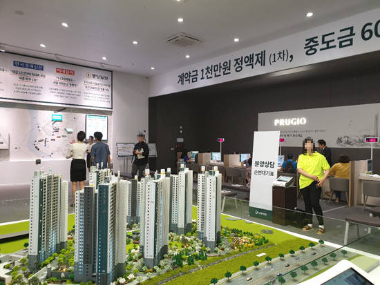 지난 14일 파주 와동동 일대에 개관한 대우건설 '운정신도시 파크 푸르지오' 견본주택. 대우건설은 대방건설·중흥건설과 함께 동시에 견본주택을 개관했다. = 장귀용 기자