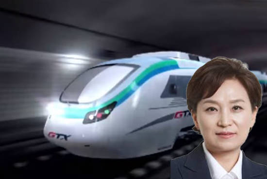 GTX-A노선은 2018년 12월27일 착공식을 거행했지만, 실제 공사에는 착수하지 못한 채 반년이라는 시간을 소모했다. 이 때문에 12월의 착공식이 김현미 국토교통부 장관의 '2018년 연내 착공 공언'을 실현하기 위한 '퍼포먼스 착공식'이라는 비판이 제기되고 있다. = 장귀용기자