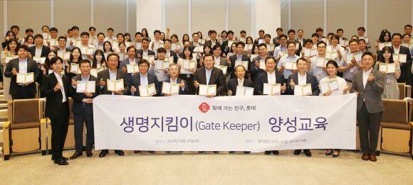롯데는 27일 서울 잠실 롯데월드타워 오디토리움에서 황각규 부회장을 비롯해 롯데지주 전 임직원이 '생명지킴이' 양성교육을 수강하며 생명존중 문화 확산에 본격적으로 나선다. ⓒ 롯데
