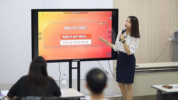 외국인들이 비상교육의 스마트 한국어 학습 플랫폼 '클라스(KLaSS)'로 한국어를 배우고 있다. ⓒ 비상교육