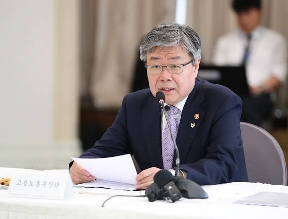 이재갑 고용노동부 장관이 지난달 열린 '2019 비정규직 고용구조 개선 지원단 발대식'에 참석, 인사말을 하고 있다. ⓒ 연합뉴스