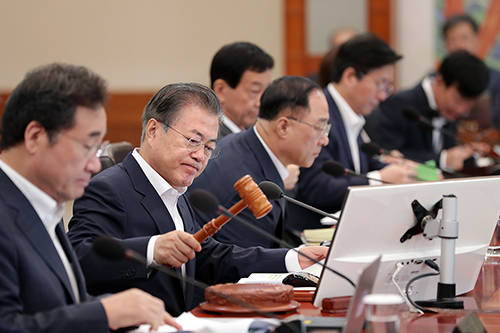 문 대통령은 지난 2일 '제26회 국무회의'를 주재하고 대통령령안 26건 등을 심의·의결 했다. 또 각 부처 보고를 받고 이에 대한 지시사항을 강조했다. ⓒ 청와대