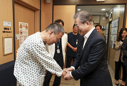 문재인 대통령은 '병원비 걱정 없는 든든한 나라, 건강보험 보장성 강화 2주년 성과와 미래'라는 슬로건으로 열린 '건강보험 보장성 강화대책 2주년 대국민 성과보고'에 참석했다. ⓒ 청와대