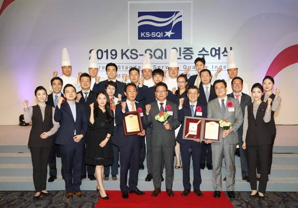 4일 롯데호텔서울 크리스탈볼룸에서 개최된 '2019년 KS-SQI 인증 수여식'에서 롯데호텔의 호텔부문 7년 연속 1위와 롯데시티호텔의 비즈니스호텔부문 3년 연속 1위 선정을 기념하여 김정환 롯데호텔 대표이사(앞줄 왼쪽에서 다섯 번째)와 임직원들이 기념사진을 촬영하고 있다. ⓒ 롯데호텔