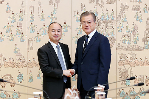 손정의 소프트뱅크 회장은 문재인 대통령과의 접견에서 인공지능 분야에 대한 투자에 대해 강조하며, 인공지능 활용 중심전략의 필요성을 제시했다. ⓒ 청와대