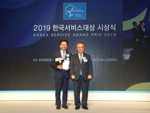지난 5일, 그랜드 인터컨티넨탈 서울 파르나스 호텔 그랜드볼룸에서 열린 2019 한국서비스대상 시상식에서 호텔부문 종합대상을 수상한 김정환 롯데호텔 대표(왼쪽)와 이상진 한국표준협회 회장이 기념 촬영을 하고 있다. ⓒ 롯데호텔