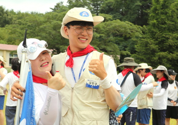 대학생 국토대장정 부모님과의 만남 행사에서 부모님과 참가 대원들이 상봉해 즐거운 시간을 보내고 있다. ⓒ 동아제약