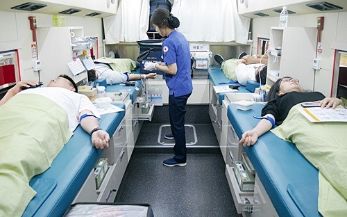 웹케시그룹 임직원들이 '창립 20주년 기념 헌혈 캠페인'에 참여하고 있다. ⓒ 웹케시그룹