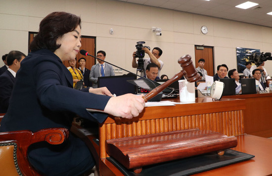 박순자 국토교통위원장은 자유한국당의 위원장직 사퇴를 거부하며, 여성·전문성에 대한 배려가 필요하다는 입장문을 돌렸다. 자유한국당은 박순자 위원장에 대해 윤리위 회부를 통한 징계절차에 돌입한다는 입장이다. 사진은 국토교통위에 참석한 박순자 위원장 모습. ⓒ 연합뉴스