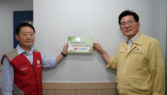 하석주 롯데건설 대표이사(왼쪽)와 유덕열 동대문구청장(오른쪽)이 러브하우스 30호에서 기념 촬영을 하고 있는 모습. ⓒ 롯데건설