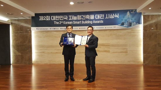 서울 논현동 건설회관에서 힐스테이트 레이크 송도 현장소장인 최원호 현대건설 부장 (왼쪽)과 김태오 국토교통부 녹색건축과장이 국토부장관상을 수상 기념사진을 촬영하고 있다. ⓒ 현대건설