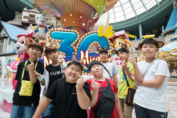 롯데월드 어드벤처가 개원 30주년을 맞이해 7·8월 두달 간 총 3000명을 초청하는 대규모 '드림티켓' 행사를 진행한다. ⓒ 롯데월드
