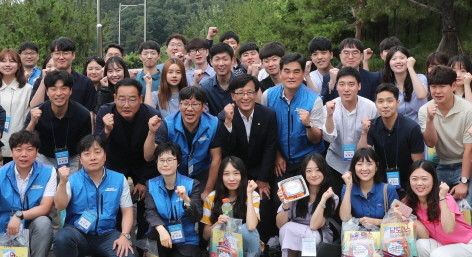 11일 오전 전남도청 수리채에서 열린 경남도 우수공무원 방문 환영행사에서 박병호 전남도 행정부지사(두째줄 왼쪽 네번째), 장승규 전남도 노조위원장(두째줄 왼쪽 다섯번째), 백삼종 경남도 자치행정과장, 신동근 경남도 노조위원장 등 참석자들이 양지역 간 상생협력을 다짐하고 있다.ⓒ 전남도