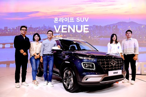 왼쪽부터 매거진 VENUE 박지호 편집장, 현대차 배예랑 사원, 현대차 이광국 부사장, 현대차 전지은 연구원, 현대차 정우영 연구원. ⓒ 현대자동차