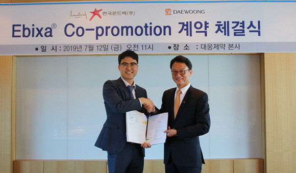12일 삼성동 대웅제약 본사에서 대웅제약과 한국룬드벡이 알츠하이머병 치료제 에빅사의 국내 공동프로모션 계약을 체결했다. 전승호 대웅제약 대표(왼쪽), 오필수 한국룬드벡 대표. ⓒ 대웅제약