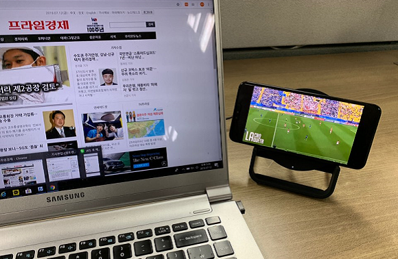 벨킨으로부터 대여 받은 부스트업 무선 충전 스탠드 10W. 이 제품은 스탠드형 디자인을 채용해 거치가 쉽다. 특히 가로와 세로 모드로 활용할 수 있어 사용성이 뛰어난 게 특징이다. ⓒ 프라임경제