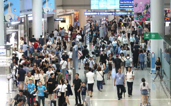 해외여행객들로 붐비는 인천공항 모습 ⓒ 연합뉴스