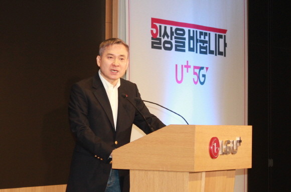 지난 17일 하현회 LG유플러스 부회장이 17일 오전 용산사옥에서 열린 2분기 사내 성과 공유회에서 미디어 플랫폼 사업을 강화하고 5G에서 일등하겠다는 의지를 밝혔다. ⓒ LG유플러스