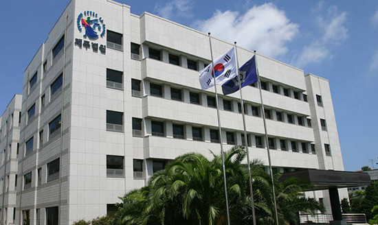 제주지방법원은 지난 18일, 라민우 전 제주도 정책보좌관실장과 여행업체 대표 사이의 대화 녹취를 한 제보자와 이와 관련한 보도를 진행한 언론사 대표 등에게 징역형을 선고했다. 사진은 제주지방법원 전경 ⓒ 제주지방법원