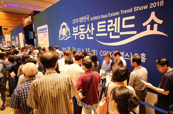 2019 대한민국 부동산 트렌드쇼가 8월26·27일 양일간 열린 예정이다. 이날 행사에는 부동산 기업과 스타트업이 상생도모를 위해 만든 한국프롭테크포럼 소속의 스타트업들도 대거 참여할 예정이다. 이 중 인테리어 견적 플랫폼을 운영하는 집닥은 단독 부스를 마련해 인테리어 관련 관계자와 수요자에게 서비스를 적극적으로 알린다는 계획이다. 사진은 2018년 부동산 트렌드쇼 모습. ⓒ 연합뉴스