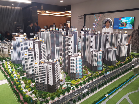 서울시 강남구 영동대로 337 써밋갤러리 3층에 마련된 '과천 푸르지오 써밋' 조성모형. '과천 푸르지오 써밋'은 평당 평균 분양가 3998만원의 분양가에 '후분양제'를 선택했다. = 장귀용 기자