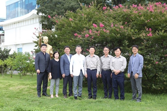 여천NCC 문경옥 총괄공장장(가운데)과 관계자들이 기념촬영을 하고 있다. ⓒ 여천NCC