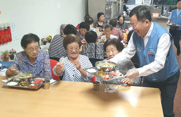 포스코건설 봉사단원들이 계양구 노인복지관에서 어르신 400여명에게 삼계탕을 대접하고 있다. ⓒ 포스코건설