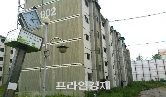 재건축을 앞둔 '개포상록아파트(개포주공9단지)' 내부 모습. 개포상록아파트는 이미 주민 퇴거가 완료됐고, 석면제거작업이 완료돼, 빠르면 이달 중순부터 철거 작업에 들어갈 예정이다. = 장귀용 기자
