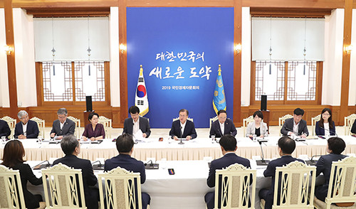 문 대통령은 "제2기 국민경제자문회의로서는 처음으로 우리 경제가 엄중한 시기여서 의미가 더욱 특별하다"며 "이제민 부의장님을 비롯한 각 분야 최고전문가분들을 2기 자문위원으로 모셨다. 여러분의 지혜가 어느 때 보다 절실한 상황"이라고 말했다. ⓒ 청와대
