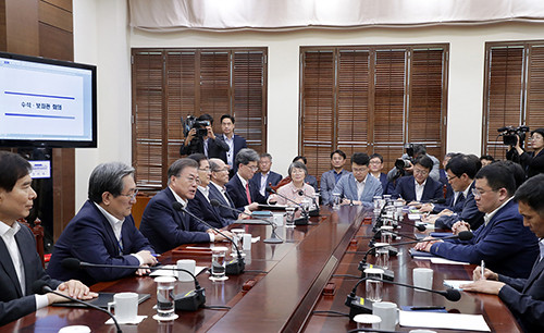 문 대통령은 지난 12일 주재한 수석보좌관회의에서 일본의 경제 보복과 관련한 우리 국민의 대응을 칭찬했다. ⓒ 청와대