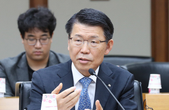 은성수 금융위원장 후보자가 지난 9일, 여의도 수출입은행에서 기자간담회를 하고 있다. Ⓒ 연합뉴스