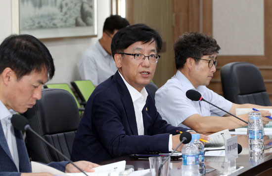 박병호 전남도 행정부지사가 13일 오후 도청 서재필실에서 2020년도 블루이코노미 및 신규시책 발굴 보고회를 주재하고 있다. 전남형 블루 이코노미는 비교우위에 있는 바다·하늘·바람·천연자원 등 블루자원과 수천 년의 역사·문화자원을 활용해 전남의 지속적 성장 기반을 마련하기 위한 발전전략이다. ⓒ 전라남도